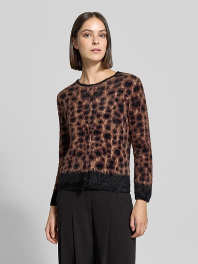 Frauenmodel trägt Regular Fit Cardigan mit Viskose-Anteil von zero, Material-Mix, Rundhalsausschnitt, Knopfleiste, dunkle Muster, Ganzkörperansicht von vorne.