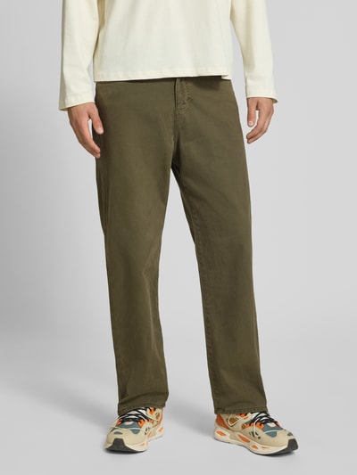 Männermodel trägt Straight Fit Jeans aus reiner Baumwolle Modell 'ALEX ORIGINAL' von JACK & JONES, olivgrün, Ganzkörperansicht von vorne, Herren Jeans, 5-Pocket-Design, Knopf- und Reißverschluss, Bundweite 43 cm, Innenbeinlänge 73 cm.