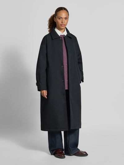 Frauenmodel trägt Regular Fit Mantel aus Baumwoll-Mix Modell 'Free' von g-lab in Dunkelblau mit Umlegekragen und Knopfleiste, glatte Textur, Ganzkörperansicht von vorne. Damen Mantel, elastische Ärmelabschlüsse, Rückenlänge 116 cm, Schulterbreite 58 cm, Brustweite 66 cm, Ärmellänge 51 cm.