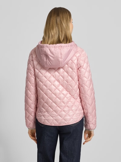 Frauenmodel trägt Regular Fit Jacke in Stepp-Optik Modell 'YOSIE' von Frieda & Freddies, rosa, glänzende Oberfläche, Ganzkörperansicht Rückansicht.