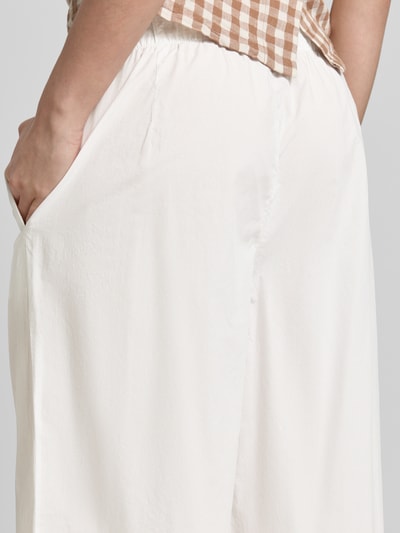 Frauenmodel trägt Relaxed Fit Culotte aus reiner Baumwolle von Marc O'Polo Denim, Optik: Unifarben, Passform: Relaxed-Fit, seitliche Eingrifftaschen, Bundabschluss: elastisch, Nahaufnahme Hüftbereich.