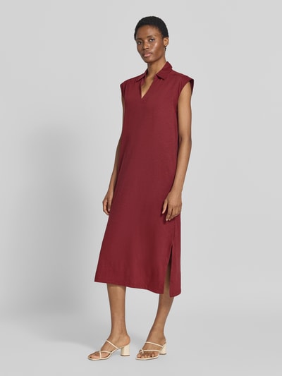 Frauenmodel trägt Gerades Freizeitkleid aus reiner Baumwolle von s.Oliver RED LABEL in Dunkelrot, glatte Textur, Ganzkörperansicht von vorne.