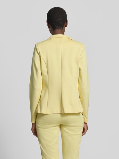 Frauenmodel trägt Regular Fit Blazer mit Paspeltaschen Modell 'KATE' von ICHI, Material-Mix mit Viskose-Anteil, Rückenlänge 60 cm, Ganzkörperansicht Rückansicht.