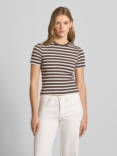 Frauenmodel trägt Damen T-Shirt Slim Fit T-Shirt mit Viskose-Anteil Modell 'JUNE' von ONLY mit braun-weißen Streifen, Ganzkörperansicht von vorne.