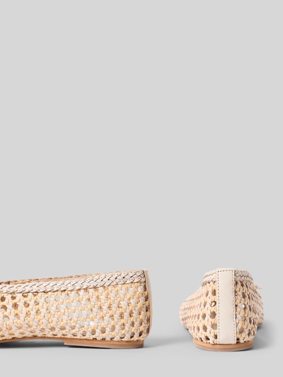 Produktfoto, Ballerinas aus Leder-Mix in Flecht-Optik von INUOVO, semitransparentes Design, abgerundete Passform, glatte Sohle, Zierschleife, helle Beige- und Naturtöne, Absatzhöhe 1 cm, Schafthöhe 7 cm, Schaftweite 19 cm.