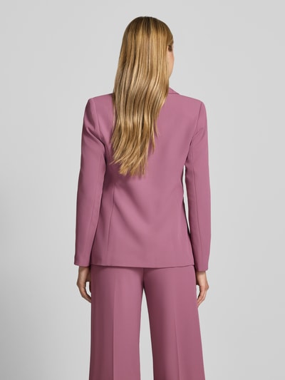 Vrouwenmodel draagt Blazer met doppelre knoopsluiting van Rinascimento in roze, Reverskraag, getailleerde pasvorm, Paspelzakken, Ruglengte bij maat S: 64 cm, Ganzkörperansicht Rückansicht