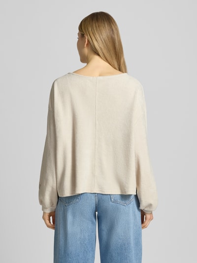Frauenmodel trägt Sweatshirt mit überschnittenen Schultern Modell 'FUXOW' von American Vintage in Beige, reine Baumwolle, Loose Fit, Ganzkörperansicht Rückansicht