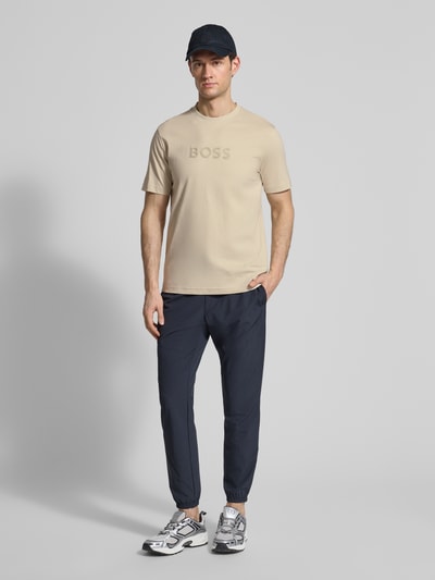Männermodel trägt Regular Fit T-Shirt aus reiner Baumwolle Modell 'TS_TERRACE' von BOSS Green, Optik: Unifarben, Ganzkörperansicht von vorne.