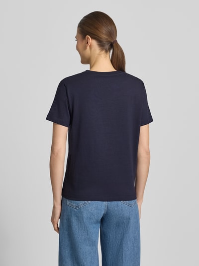 Frauenmodel trägt T-Shirt mit Rundhalsausschnitt und Logo von Gant, reine Baumwolle, Regular Fit, in Dunkelblau, Ganzkörperansicht Rückansicht.