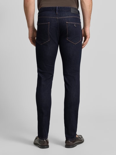 Männermodel trägt Slim Fit Jeans im 5-Pocket-Design von Emporio Armani in Dunkelblau, Baumwoll-Mix, Ganzkörperansicht Rückansicht.