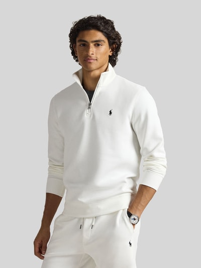 Männermodel trägt Regular Fit Sweatshirt aus Baumwoll-Mix von Polo Ralph Lauren in Optik: Unifarben mit Logo-Stitching, Troyer-Kragen, Langarm, Ganzkörperansicht von vorne.