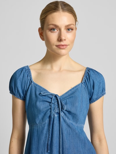 Vrouwenmodel draagt Midikleid mit Puffärmeln van GAP, getailleerde fit, hartvormige halslijn, plooien, pofmouwen, vetersluiting, bovenlichaam close-up.