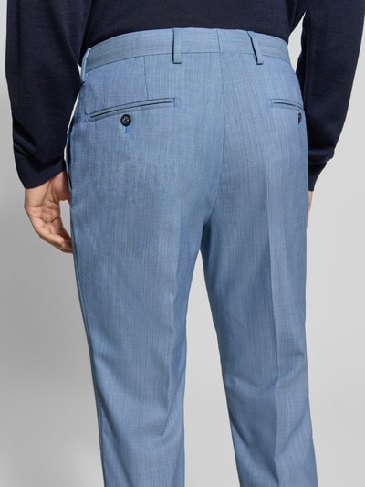 Männermodel trägt Anzughose aus Schurwoll-Mix mit Bügelfalten von Pierre Cardin in Hellblau, feine Struktur, Modell 'Ryan', Slim-Fit, Ganzkörperansicht Rückansicht. Bundweite bei Größe 50: 44 cm, Innenbeinlänge bei Größe 50: 82 cm.