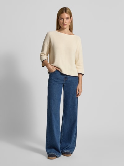 Frauenmodel trägt Strickpullover mit 3/4-Ärmel von comma, U-Boot-Ausschnitt, lockerer Schnitt, reine Baumwolle, Ganzkörperansicht von vorne.