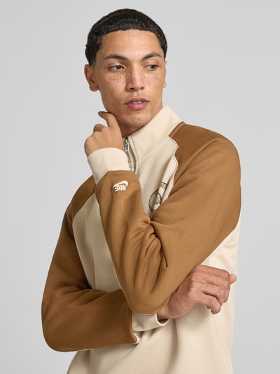 Mannelijk model draagt Relaxed Fit Sweatshirt uit katoenmix van Nike in beige en bruin, zachte textuur, Nahaufnahme Oberkörper. Heren sweatshirt van Nike.