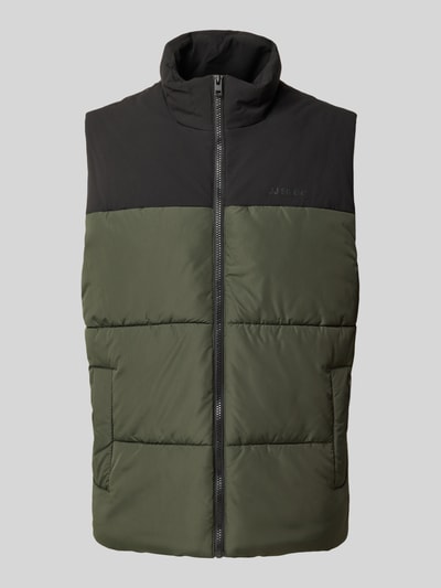 Produktfoto, Weste mit Stehkragen Modell 'RAZE' von JACK & JONES in Olivgrün und Schwarz, Label-Print, Reißverschluss, Eingrifftaschen, Regular Fit, gesteppte Struktur, kontrastierende Farben, Rückenlänge 68 cm, Schulterbreite 41 cm, Brustweite 58 cm