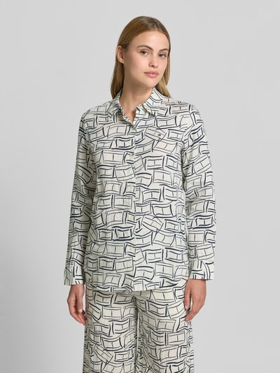 Frauenmodel trägt Relaxed Fit Langarmbluse aus reinem Leinen von Tommy Hilfiger, Optik:Allover-Muster, Passform:Relaxed-Fit, Hemdkragen, Logo-Stitching, Knopfleiste, Ärmelform:Langarm, Manschette, Rumpfabschluss:Abgerundet, Materialverarbeitung:Flammgarn, Material:Leinen, helle Farben, strukturierte Oberfläche, Ganzkörperansicht von vorne.