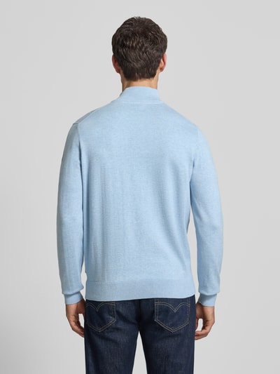 Mannelijk model draagt lichtblauwe Strickpullover mit Stehkragen van bugatti, katoenen regular fit met geribde boorden, rugaanzicht.