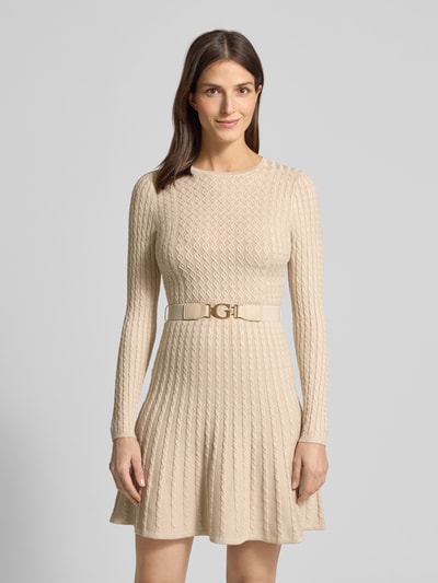 Vrouwenmodel draagt Mini-jurk uit viscosemix in tricotlook model 'Hana' van Guess, getailleerde pasvorm, tailleband, met lange mouwen, ronde hals, crèmekleur, zichtbare textuur, voorkant bovenlichaam close-up.