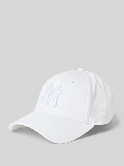 Produktfoto, Basecap aus Baumwolle mit Stitching von New Era in Weiß, verstärkter Schirm, größenverstellbar, glatte Textur, neutrale Farben