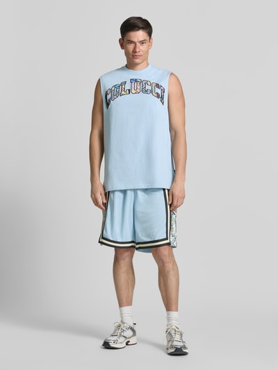 Männermodel trägt Regular Fit Tanktop mit Label-Stitching von COLUCCI aus reiner Baumwolle mit Rundhalsausschnitt, Ganzkörperansicht von vorne.