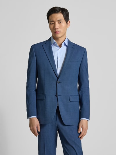 Mannelijk model draagt Regular Fit 2-Knops-sakko met klepzakken van HECHTER PARIS in blauw, materiaal-mix met scheerwol, reverskraag, regular fit, voorkant volledige lichaamsweergave.