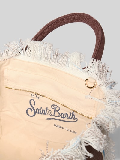 Produktfoto, Innenansicht der Handtasche mit Label-Print und Fransen Modell 'COLETTE' von MC2 Saint Barth aus reiner Baumwolle, Hauptfach mit Reißverschluss, naturfarbener Stoff, runde braune Tragehenkel, Fransen am Rand, Maße: Breite 28 cm, Länge 23 cm, Tiefe 14 cm, Länge Schulterriemen 117 cm.