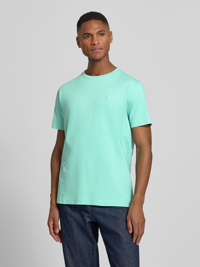 Männermodel trägt T-Shirt mit Rundhalsausschnitt und Logo-Stitching von Lerros in Mint, Reine Baumwolle, Gerader-Schnitt, Ganzkörperansicht von vorne. Rückenlänge bei Größe M: 70 cm.
