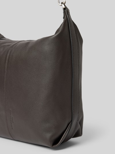 Productfoto, Handtasche mit Logo-Prägung Modell 'PARIS' van LIEBESKIND BERLIN in donkerbruin, reliëflogo, hoofdvak met ritssluiting, verstelbare schouderband, binnenin ritsvak, breedte 38 cm, lengte 33 cm, diepte 12 cm, bandlengte 62 cm.