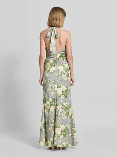Frauenmodel trägt Abendkleid mit floralem Allover-Print von Mascara aus Satin, Taillierte Passform, Neckholder, Rückenausschnitt, Ganzkörperansicht Rückansicht.
