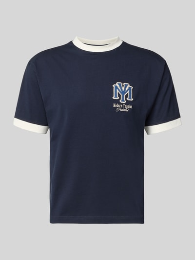 Produktfoto, Herren T-Shirt von PROHIBITED in Dunkelblau mit weißen Bündchen, Modern Yuppie Schriftzug, Reine Baumwolle, Regular-Fit, Strukturmuster.