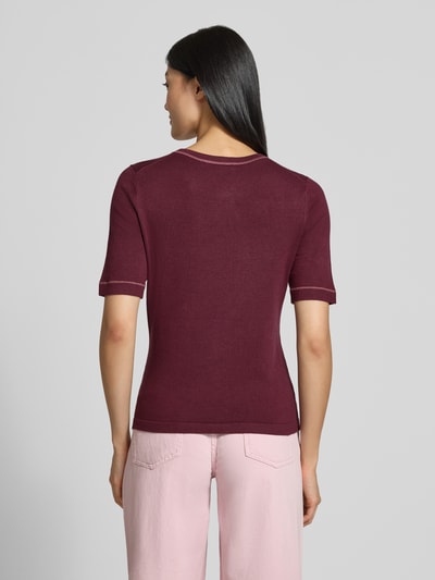 Frauenmodel trägt Pullover aus Viskose-Mix in Strick-Optik von Christian Berg Woman, schmale Passform, bordeaux, elastische Abschlüsse, halbärmelig, Ganzkörperansicht Rückansicht.