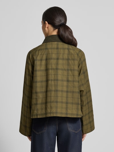 Männermodel trägt Regular Fit Funktionsjacke aus reiner Baumwolle Modell 'BEADNELL' von Barbour im grün karierten Tartanmuster, wasserabweisend, Pattentaschen, Umlegekragen, Label Stitching, Ganzkörperansicht Rückansicht.