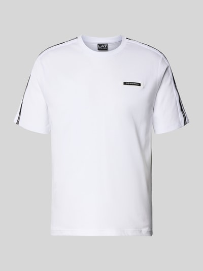Produktfoto, Regular Fit T-Shirt mit Logo-Patch von EA7 Emporio Armani, biała bawełna, okrągły dekolt, długość tyłu w rozmiarze M: 52 cm