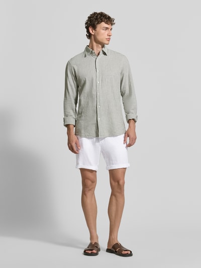 Männermodel trägt Leinenshorts mit Bindegürtel und Gesäßtaschen von MCNEAL, białe, len, krój straight fit, długość wewnętrzna nogawki 16 cm, szerokość w rozmiarze M: 45 cm, wiązany pasek, wpuszczane kieszenie, podwijana nogawka, kieszenie z tyłu z wypustką, wyhaftowane logo, zapięcie na guzik i zamek błyskawiczny, Ganzkörperansicht von vorne.