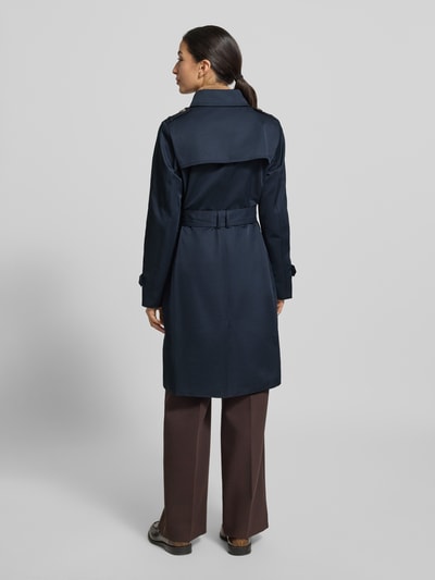 Männermodel trägt Mantel mit Stoffgürtel von Jake*s Casual, granatowy materiał-mix, krój slim fit, pasek, klapy, kieszenie, guziki, całkowita długość 99 cm, szerokość ramion 40 cm, szerokość klatki piersiowej 41 cm, długość rękawa 64 cm, widok całej sylwetki z tyłu