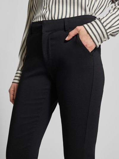 Frauenmodel trägt Hose mit Gesäßtaschen Modell 'DIXI' von B.Young, schwarzer Viskose-Mix mit Stretch, Slim Fit, Nahaufnahme Hüfte, Kontext: Damenhose, Bundweite 37 cm, Innenbeinlänge 73 cm.