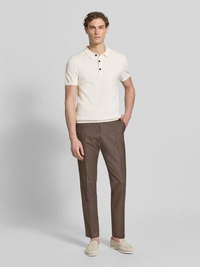 Männermodel trägt Regular Fit Poloshirt aus reiner Baumwolle von s.Oliver RED LABEL, Optik: Unifarben, Strickoptik, Ganzkörperansicht von vorne.