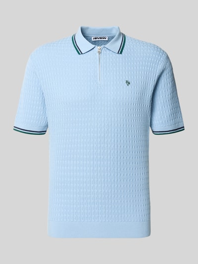 Produktfoto, Slim Fit Poloshirt in Strick-Optik von REVIEW aus reiner Baumwolle, hellblau mit Polokragen, Reißverschluss, Logo-Stitching