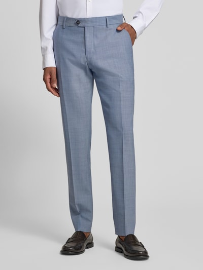 Männermodel trägt Slim Fit Anzughose aus Woll-Mix Modell 'THEO' von SELECTED HOMME in Melange-Optik mit Bügelfalten, Nahaufnahme Unterkörper.
