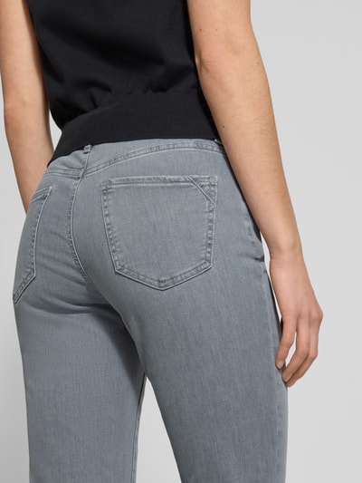 Kobiece modelka nosi Slim Fit Jeans mit 5-Pocket-Design Modell 'Mary' od Brax, elastyczna bawełna, szary odcień, detal tylu, zbliżenie