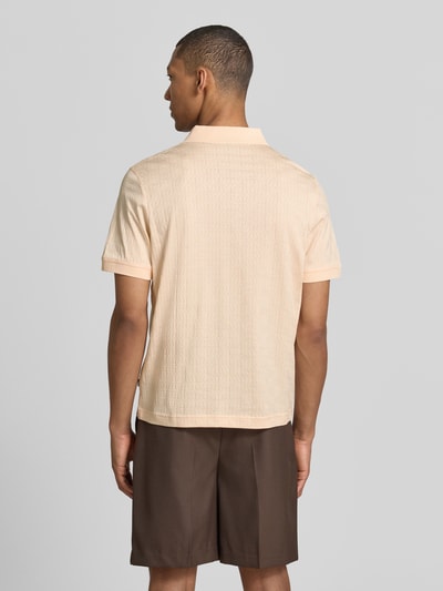 Männermodel trägt Modern Fit Poloshirt mit Strukturmuster Modell 'Roberto' von JOOP! Collection, Reine Baumwolle, Rückenlänge 68 cm, Ganzkörperansicht Rückansicht.