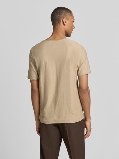 Männermodel trägt Regular Fit T-Shirt mit V-Ausschnitt von MCNEAL aus bawełna, krój regular fit, zrolowany brzeg, długość tyłu w rozmiarze m: 70 cm, Ganzkörperansicht Rückansicht.