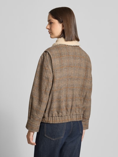Frauenmodel trägt Regular Fit Jacke mit Woll-Anteil von Oui, braun kariert, Material-Mix, aufgesetzte Taschen, elastischer Bund, Ganzkörperansicht Rückansicht.