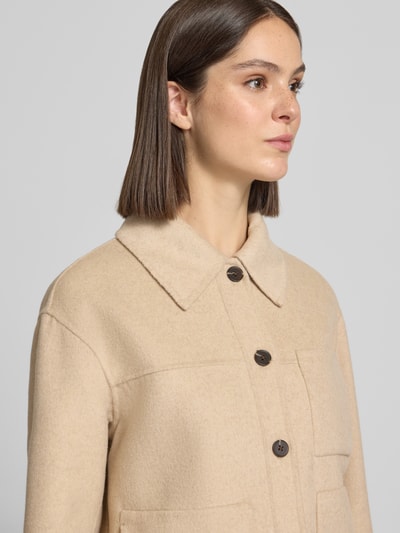 Frauenmodel trägt Jacke mit aufgesetzten Taschen Modell 'Helia' von OPUS in Beige, Relaxed Fit, Baumwoll-Mix, Nahaufnahme Oberkörper.