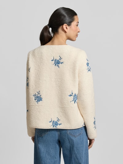 Frauenmodel trägt Teddyfelljacke mit Stitchings Modell 'VIADA' von Vila in Creme mit blauen Details, Regular-Fit, Rundhalsausschnitt, Knopfleiste, Rückenlänge 57 cm, Schulterbreite 40 cm, Brustweite 57 cm, Ärmellänge 62 cm, Ganzkörperansicht Rückansicht.