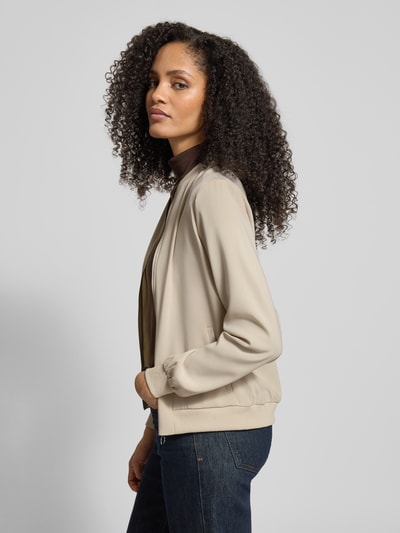 Frauenmodel trägt Regular Fit Bomberjacke mit College-Kragen Modell 'COCO' von Vero Moda, Optik: Unifarben, seitliche Eingrifftaschen, Reißverschluss, Langarm, gerippte Abschlüsse, Ganzkörperansicht von vorne.
