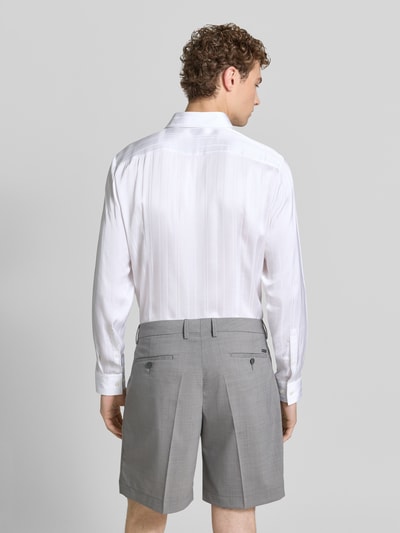 Männermodel trägt weißes Slim-Fit Businesshemd aus reiner Viskose Modell 'KENNO' von HUGO, dezente Streifen, Ganzkörperansicht Rückansicht. Herren Businesshemd von HUGO.