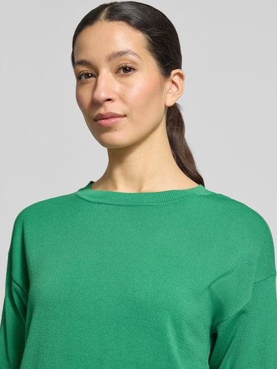 Kobiece model nosi Regular Fit T-Shirt aus Viskose-Mix Modell 'Morla' od B.Young, okrągły dekolt, rękaw o dł. 7/8, zielony, mieszanka wiskozy, damski t-shirt, krój regular fit, długość tyłu w rozmiarze S 57 cm, długość rękawów w rozmiarze S 23 cm, zbliżenie na górną część ciała