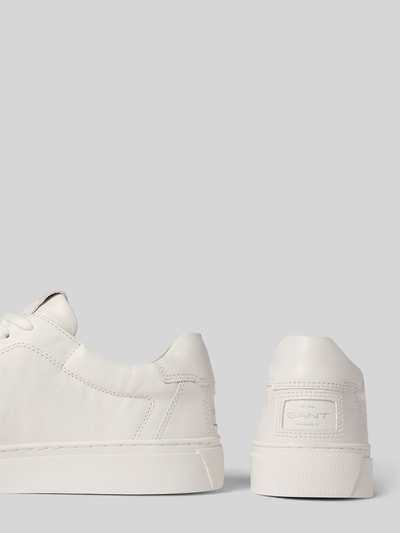 Produktfoto, Sneaker aus echtem Leder Modell 'Julien' von Gant in Weiß mit abgerundeter Passform, Logo-Prägung, profilierter Sohle, neutraler Hintergrund